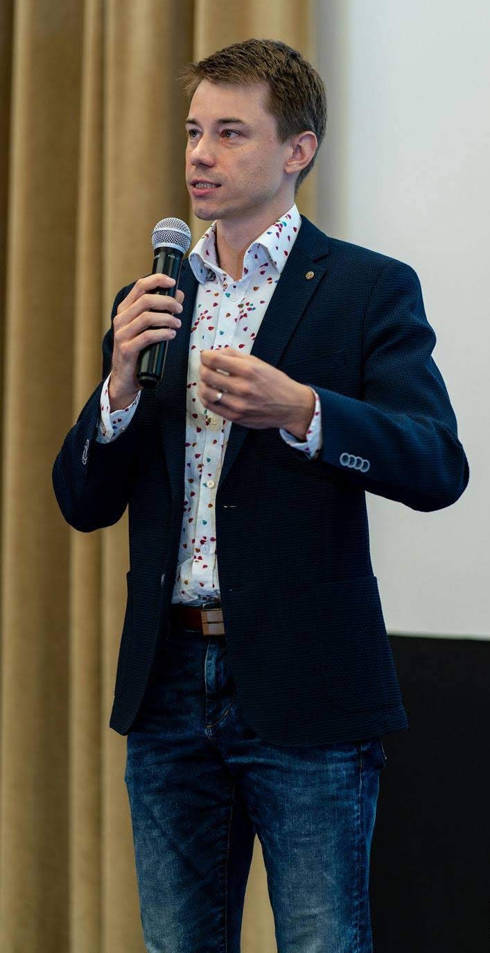 Michal Juhás bei einem öffentlichen Vortrag